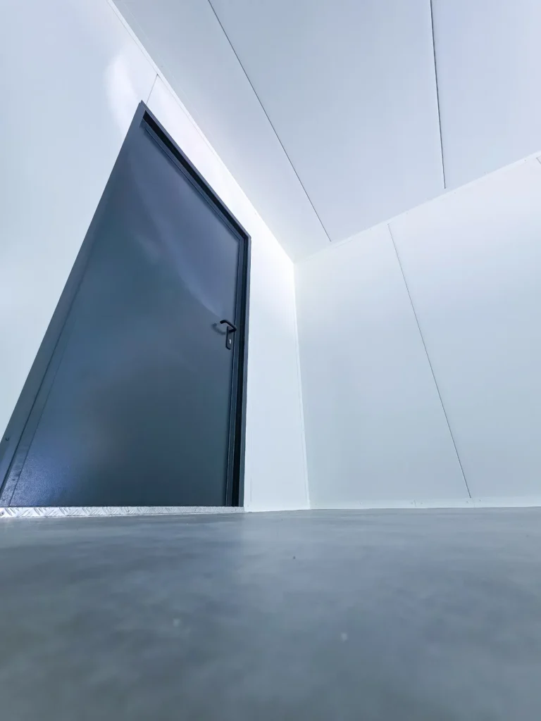 kontener z płyty warstwowej - boxtainer - producent kontenerów - standardowy kontener - prosty pawilon - tani kontener (24)