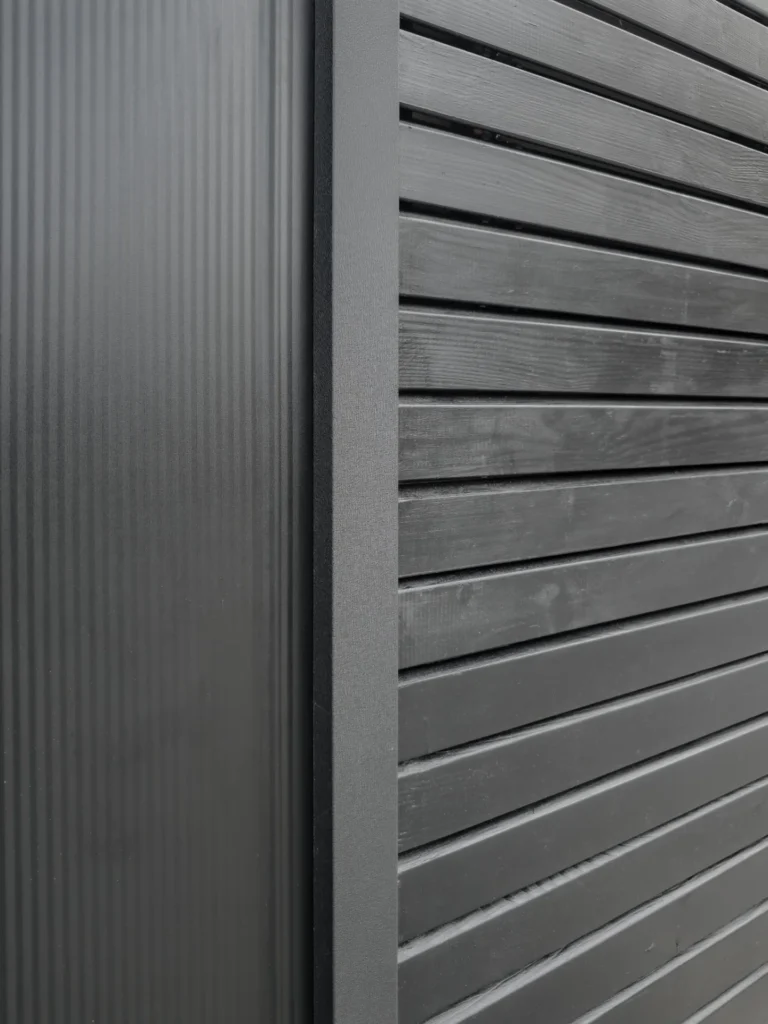 boxtainer - kontener gospodarczy - pomieszczenie gospodarcze - narzędziownia - czarna deska opalana (5)